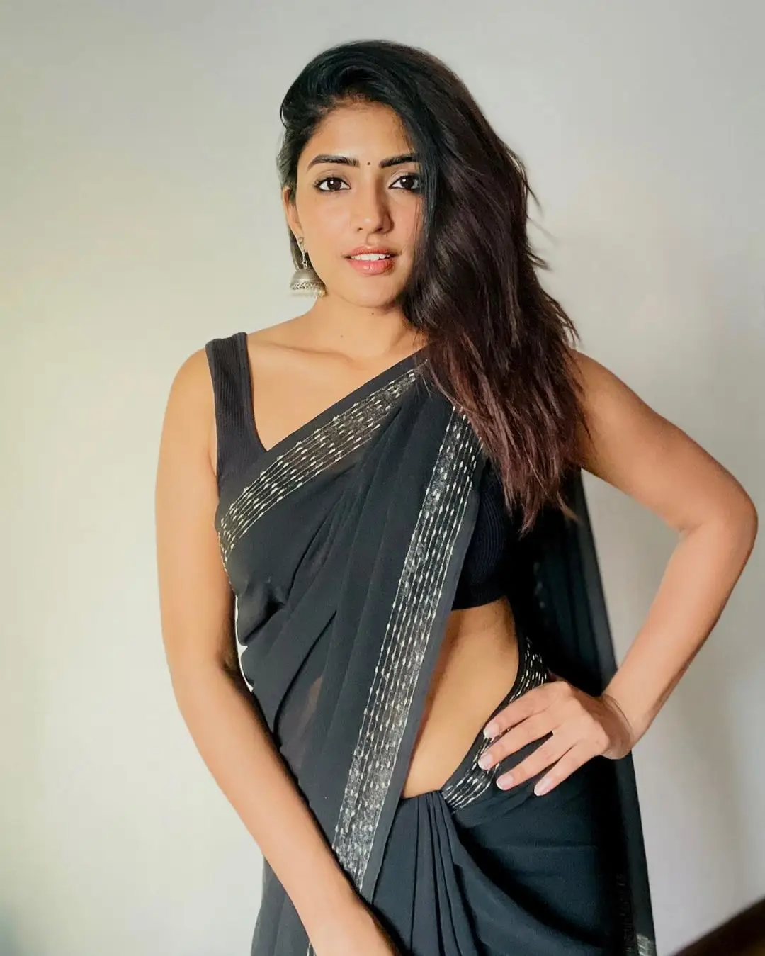 EESHA REBBA IN INDIAN TRADITIONAL BLACK SAREE SLEEVELESS BLOUSE 4